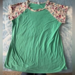 Acting Pro Green Women's Top with Butterfly Print Sleeves, size 3X